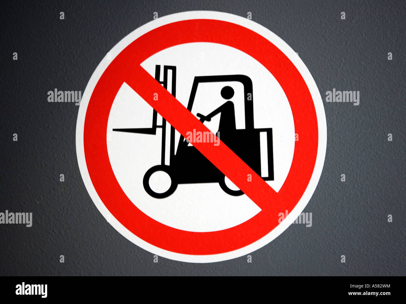 Segno guida vietato ist vor fork-lift Foto Stock