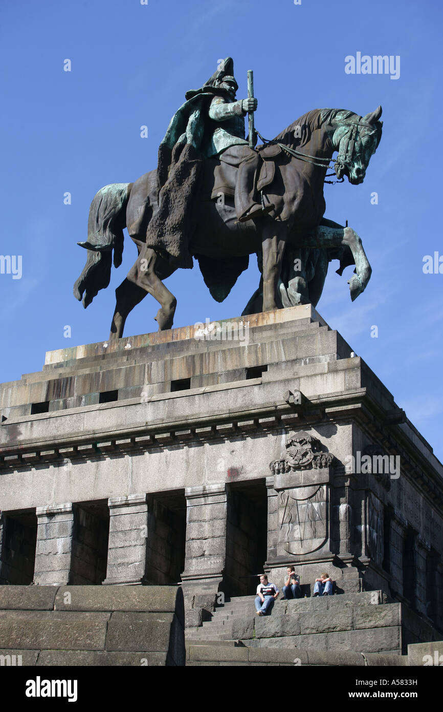 La statua equestre dell'imperatore tedesco Wilhelm presso l'angolo tedesco chiamato 'Deutsches Eck " di Coblenza, Renania-Palatinato, G Foto Stock
