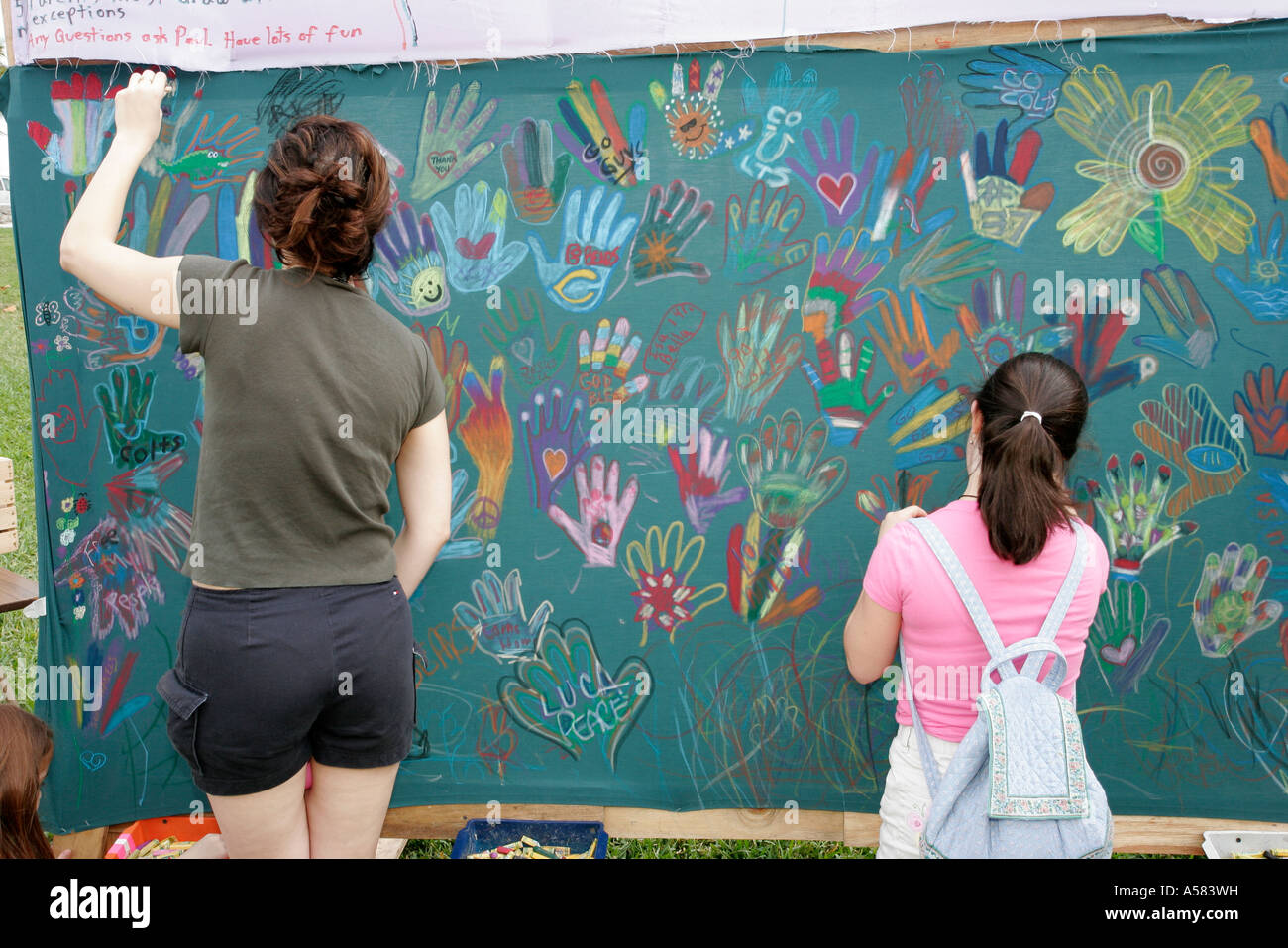 Miami Beach Florida, Ocean Drive, Lummus Park, donne donne donne, lavagna comunità, arte, artista, disegno a mano umana, FL070203002 Foto Stock