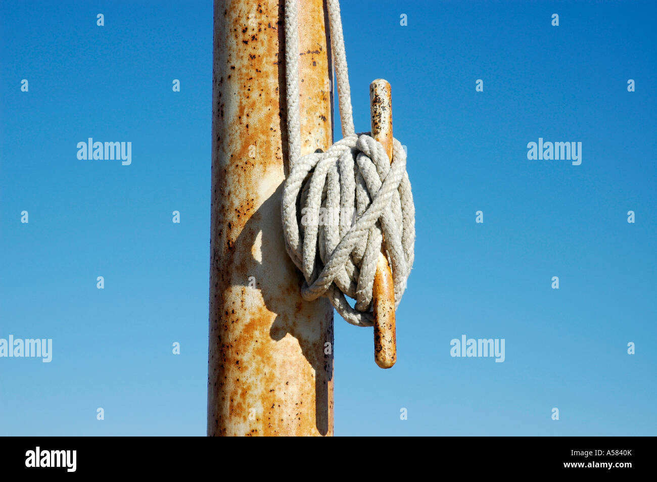 Corda con nodi in un polo di bandiera Foto Stock