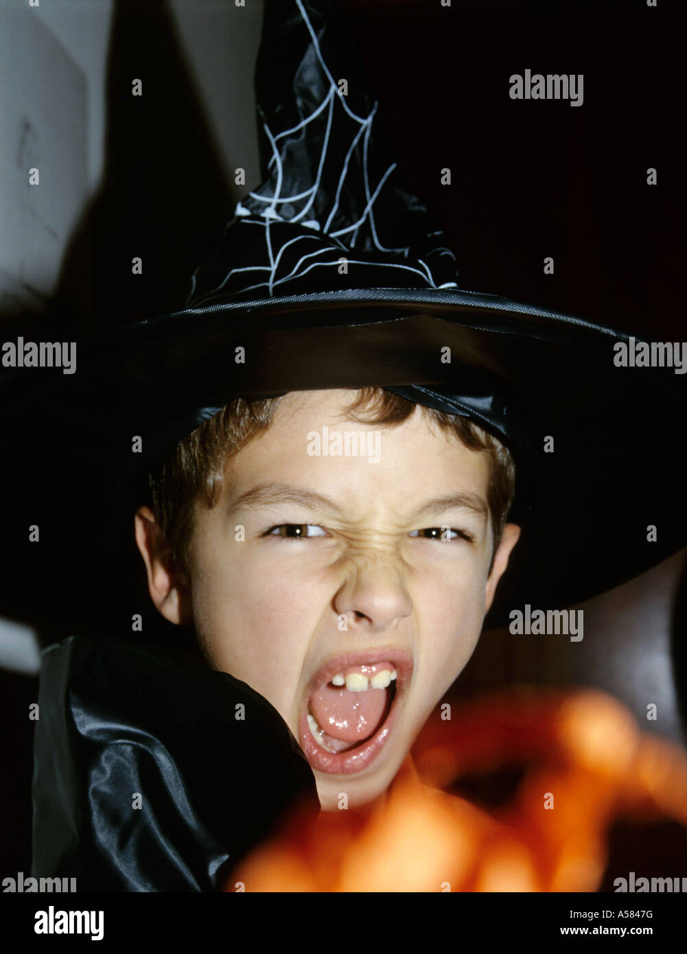 Francia Il ritratto di una giovane ragazzo vestito come un mago per Halloween Foto Stock