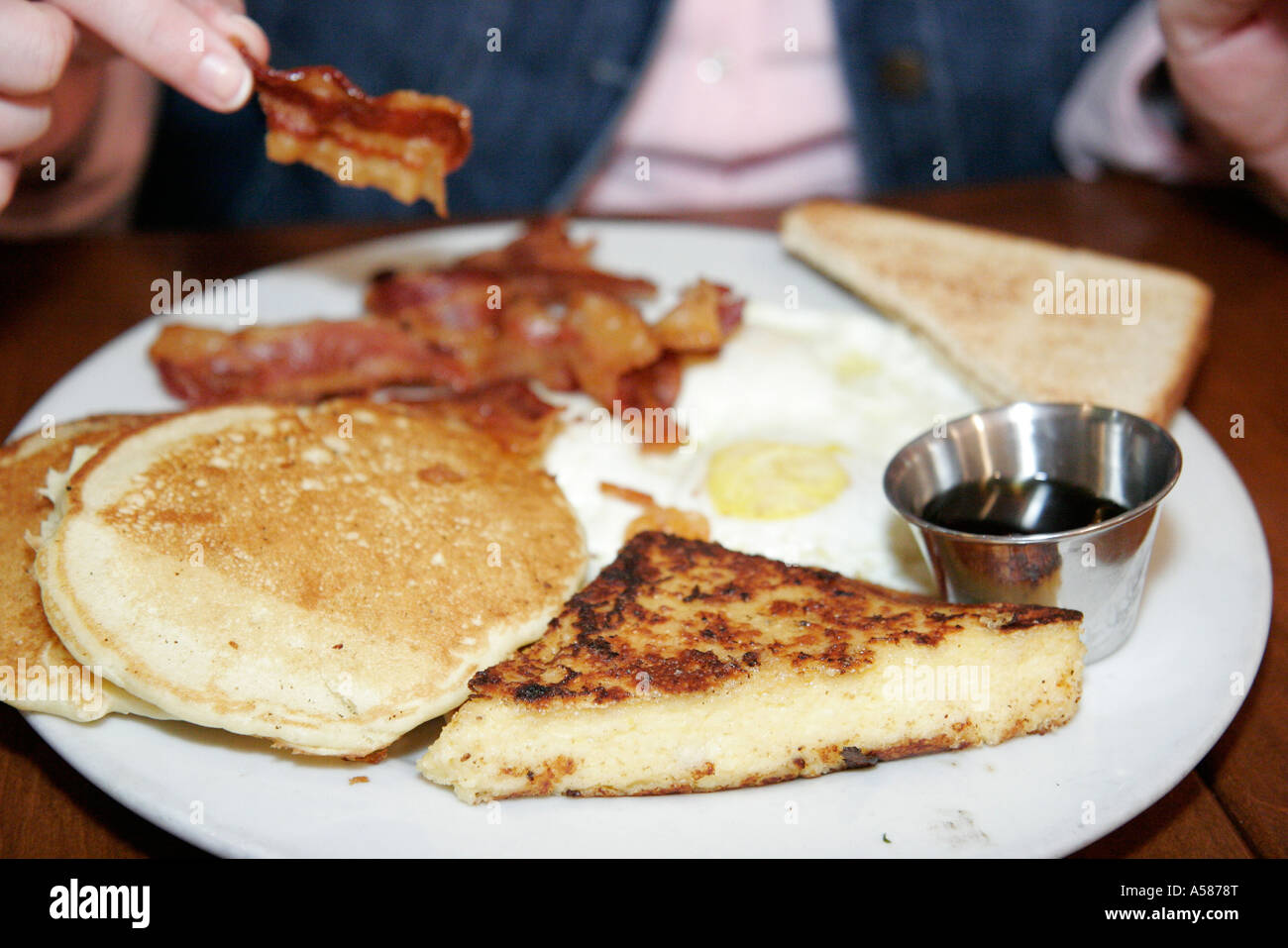 Miami Florida, Coral Gables, Gables Diner, colazione, pancake, fiocchi d'avena, sciroppo, uovo, pancetta, piatto, piatto, visitatori viaggio turistico turismo punto di riferimento la Foto Stock