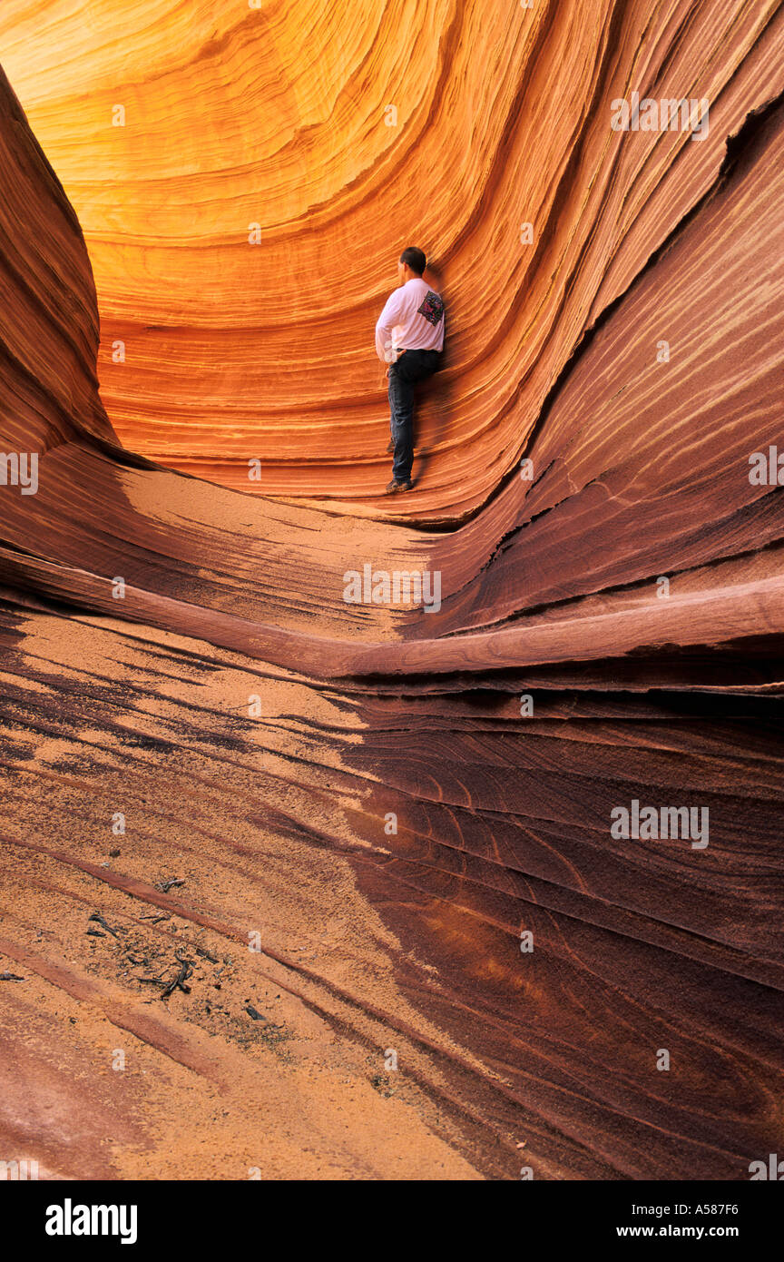 Escursionista in onda una spiaggia di sabbia e il vento ha eroso la formazione di roccia Escalante National Monument Utah Foto Stock