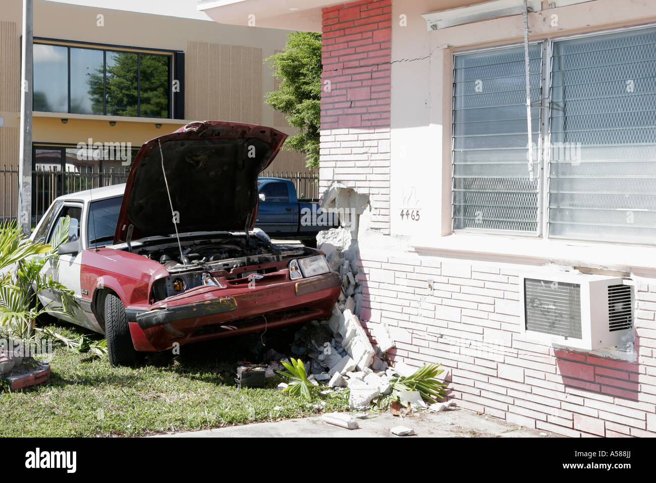 Miami Florida,Little Havana,incidente auto,colpo muro angolo casa,case,danni,impiallacciatura mattoni,FL070218064 Foto Stock