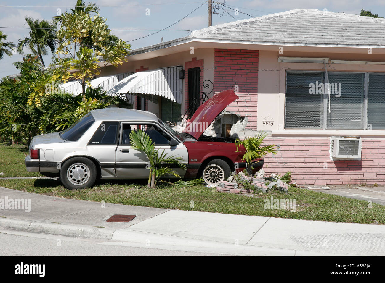 Miami Florida,Little Havana,incidente auto,colpo muro angolo casa,case,danni,impiallacciatura mattoni,FL070218066 Foto Stock