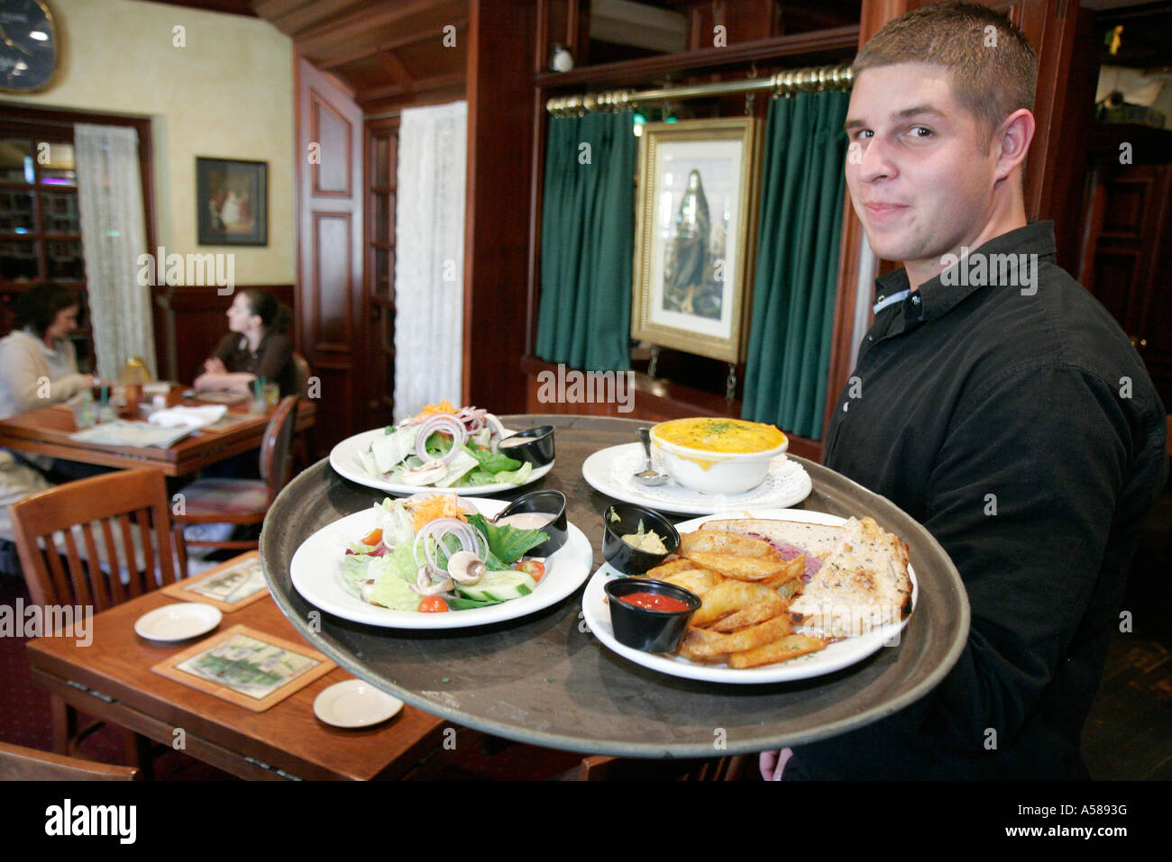 Miami Florida, Coral Gables, Coral Way, Miracle Mile, JohnMartin's Irish Pub e, ristoranti, ristoranti, ristoranti, ristoranti, caffè, camerieri server emplo Foto Stock