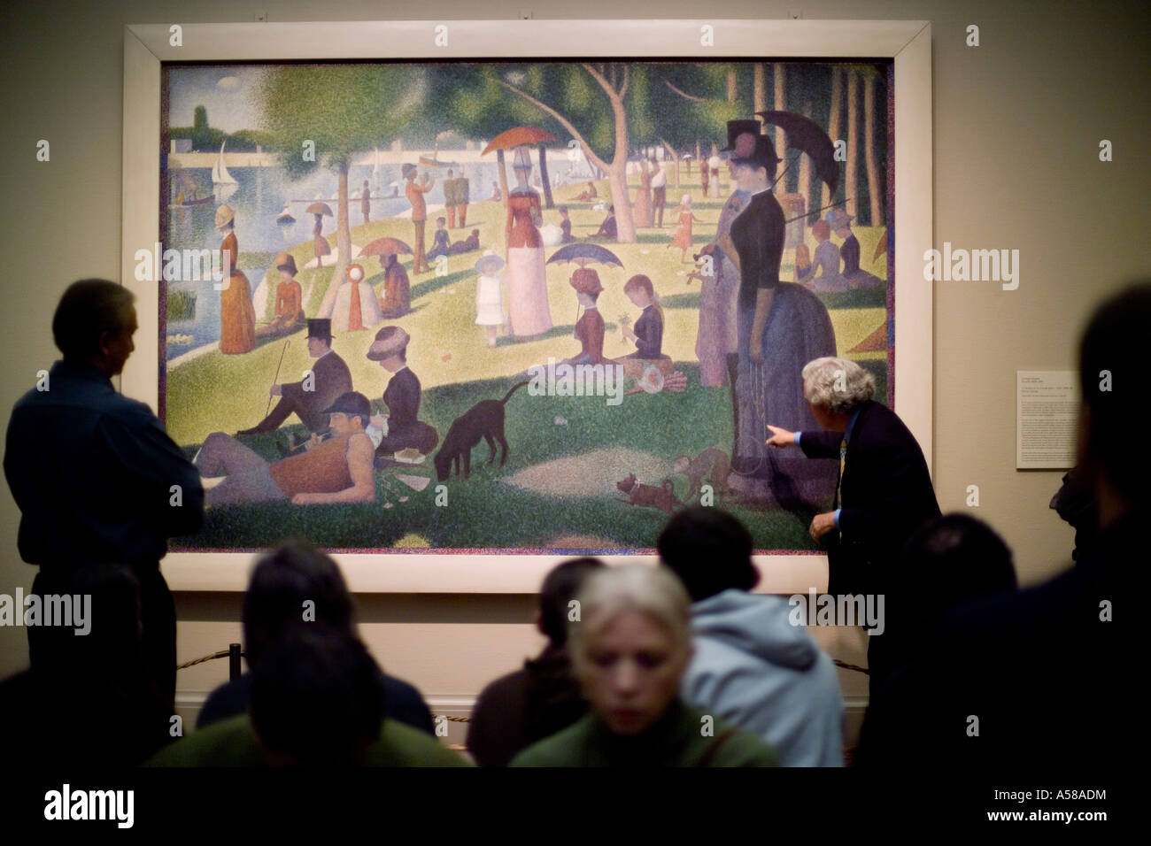 La gente osservando la pittura di una Domenica sul Grande Jatte di Georges Seurat all'Art Institute di Chicago in Illinois Foto Stock