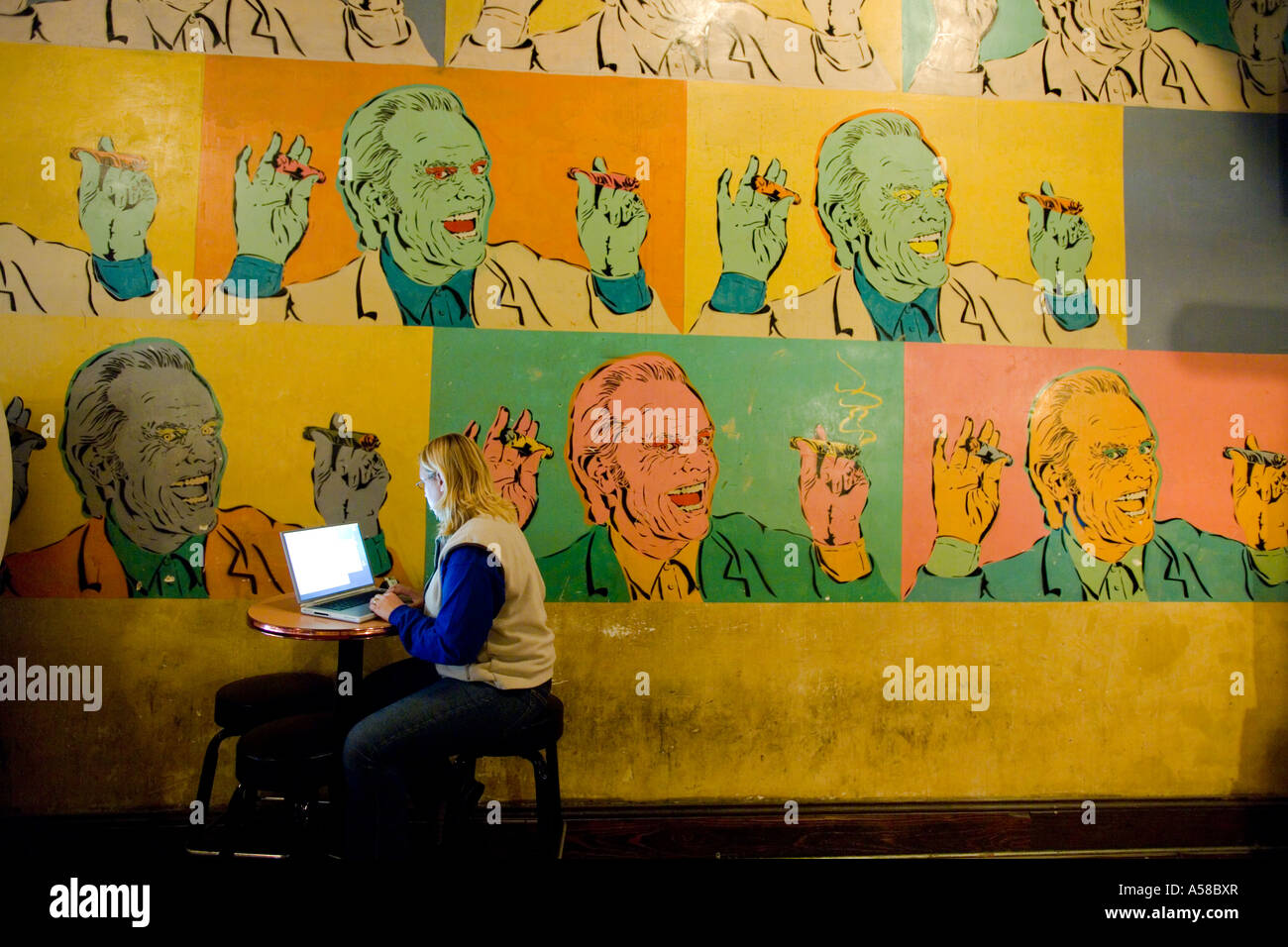 Lavorando su un computer portatile in un cafe Foto Stock