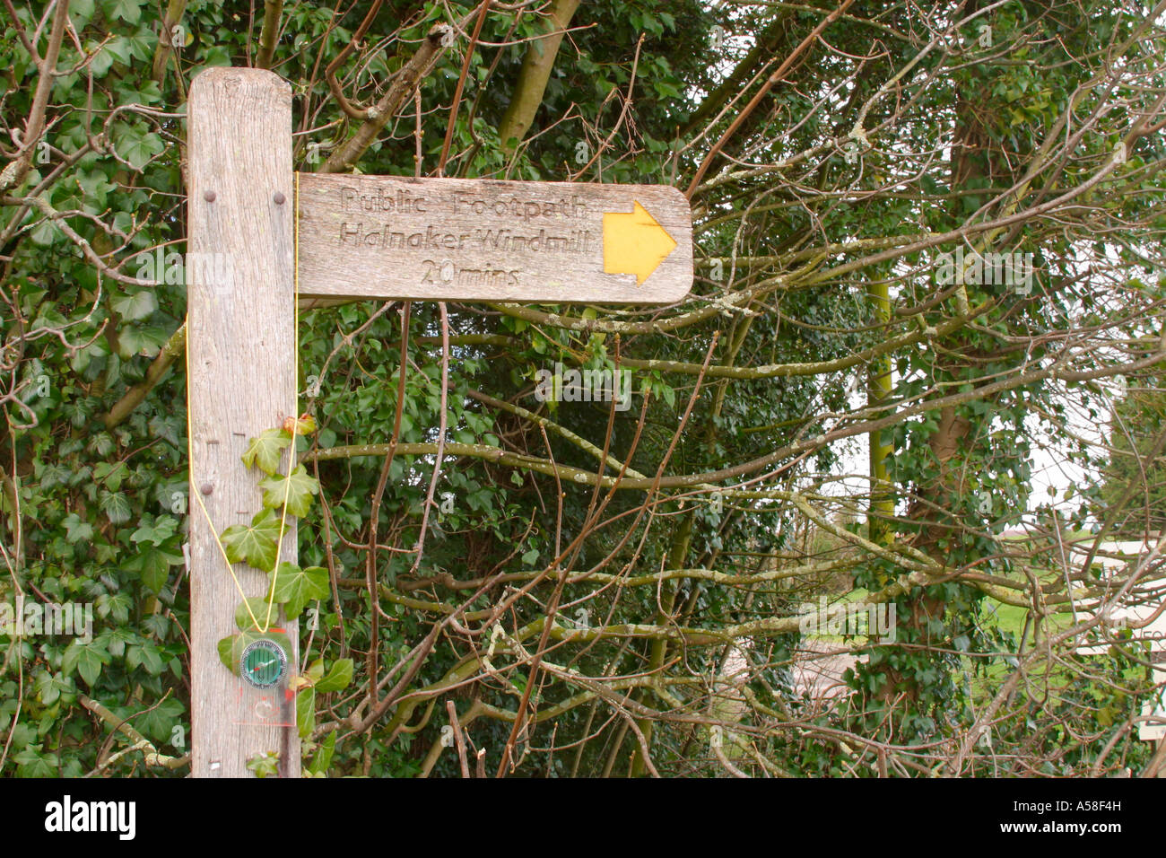 Sentiero pubblico in legno che indica la strada per il mulino a vento Hennaker nel South Downs National Park, vicino a Chichester, West Sussex, Inghilterra, Regno Unito Foto Stock