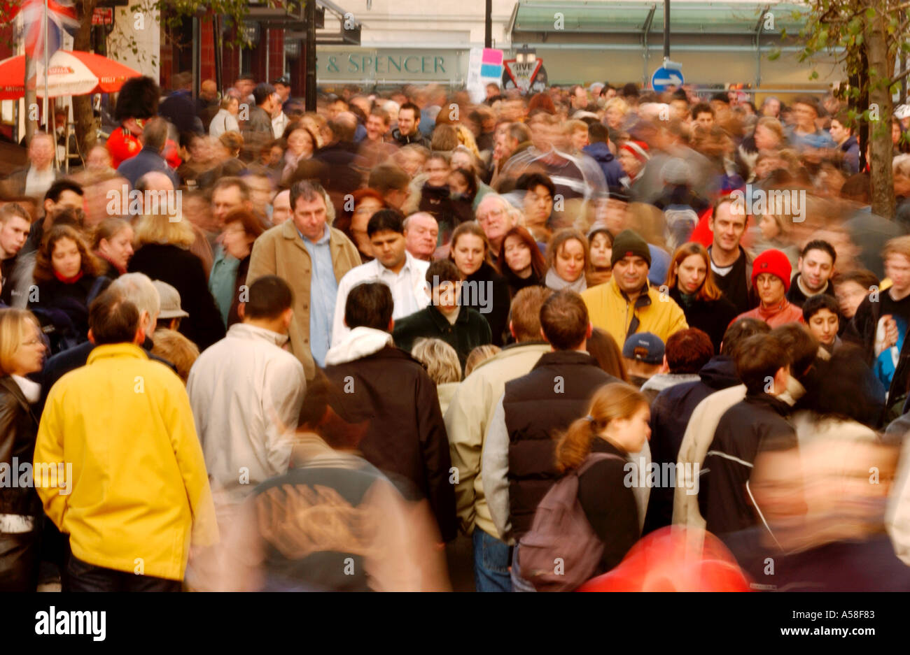 La folla in strada per lo Shopping Foto Stock