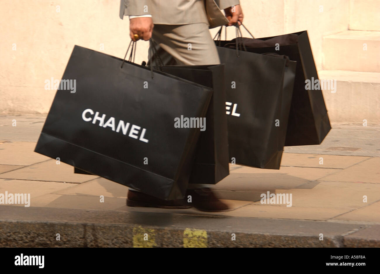 Uomo con borse per lo shopping Foto Stock