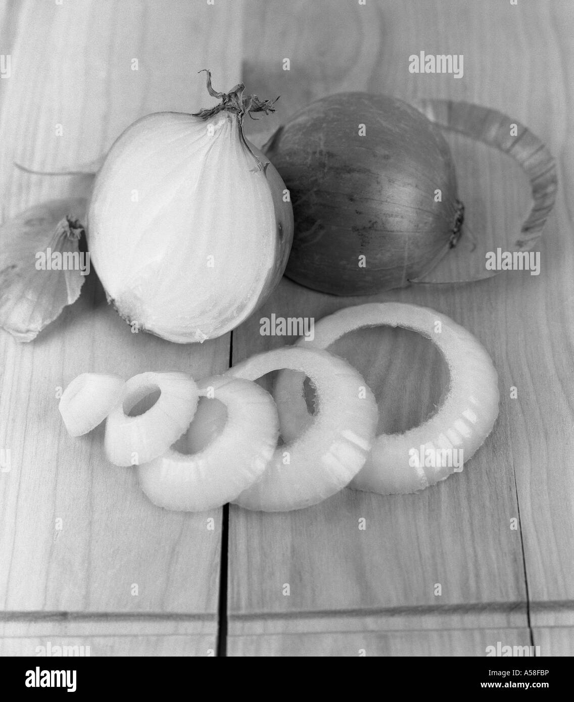 Anelli di tritate la cipolla su un tagliere di legno. Foto Stock