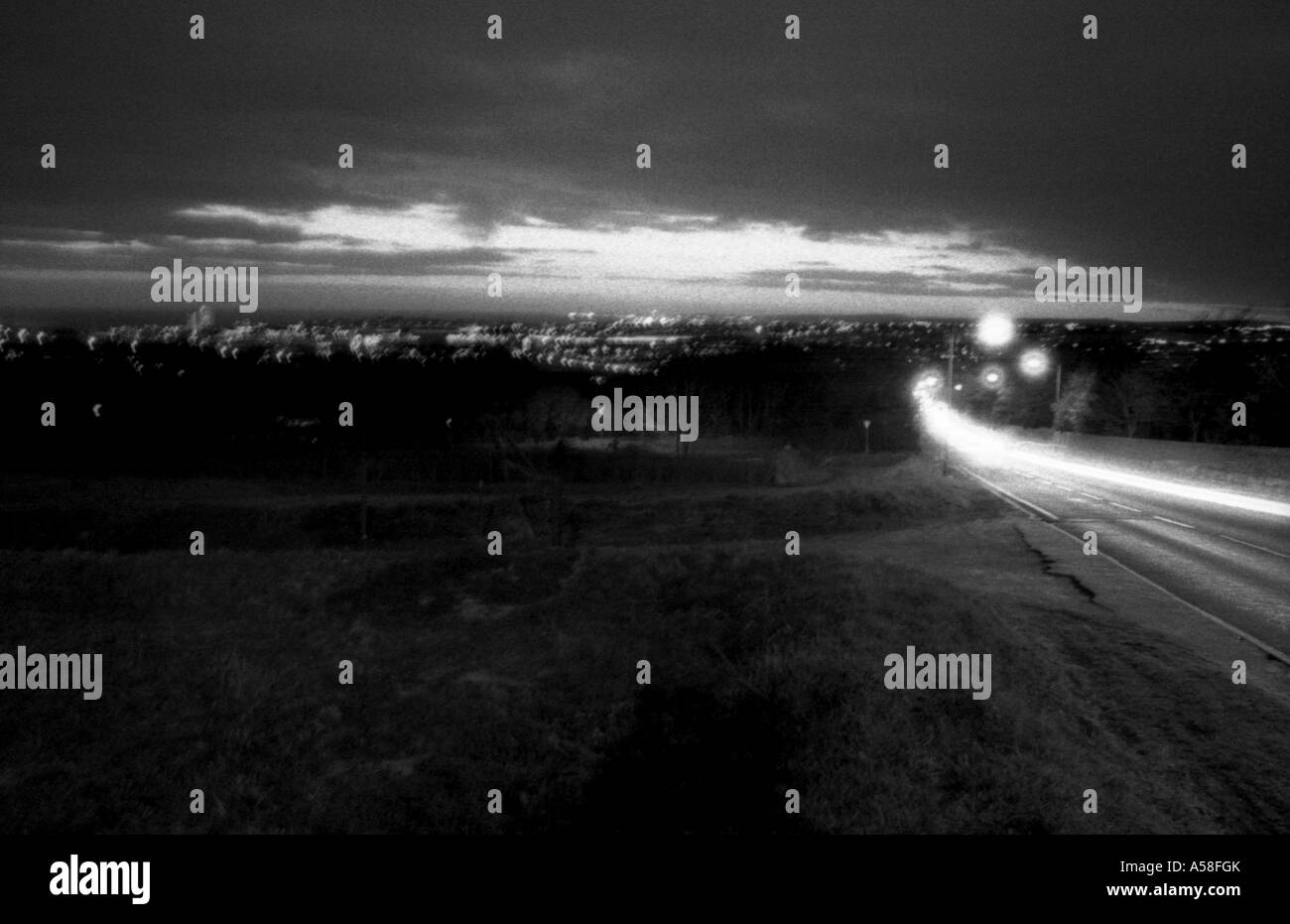 Una notte di inverni volta vista della città di Brighton, Inghilterra sud-orientale, in bianco e nero. Foto Stock