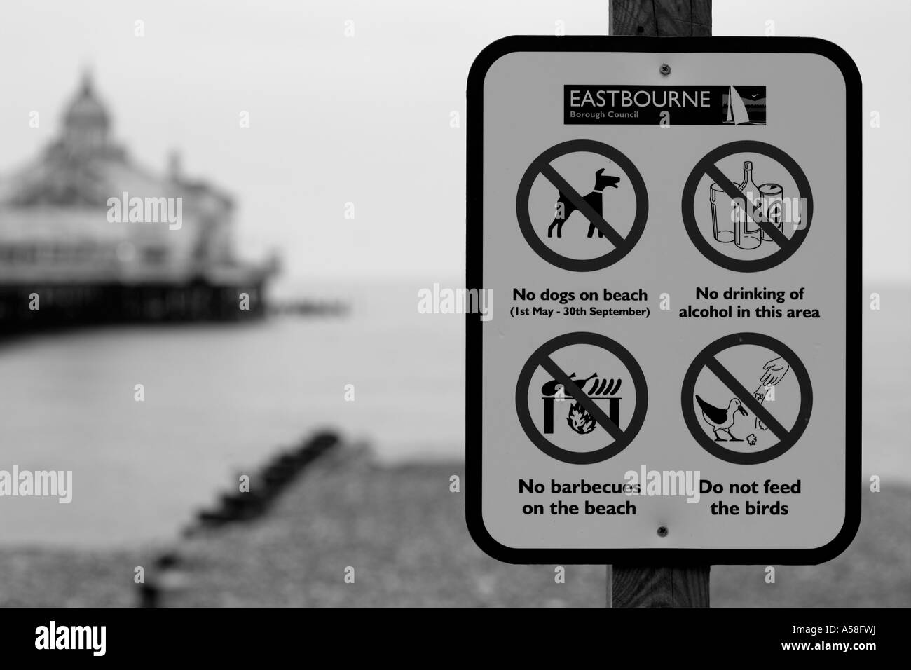 Spiaggia di Eastbourne prohibitation attività di cartello di avviso Foto Stock
