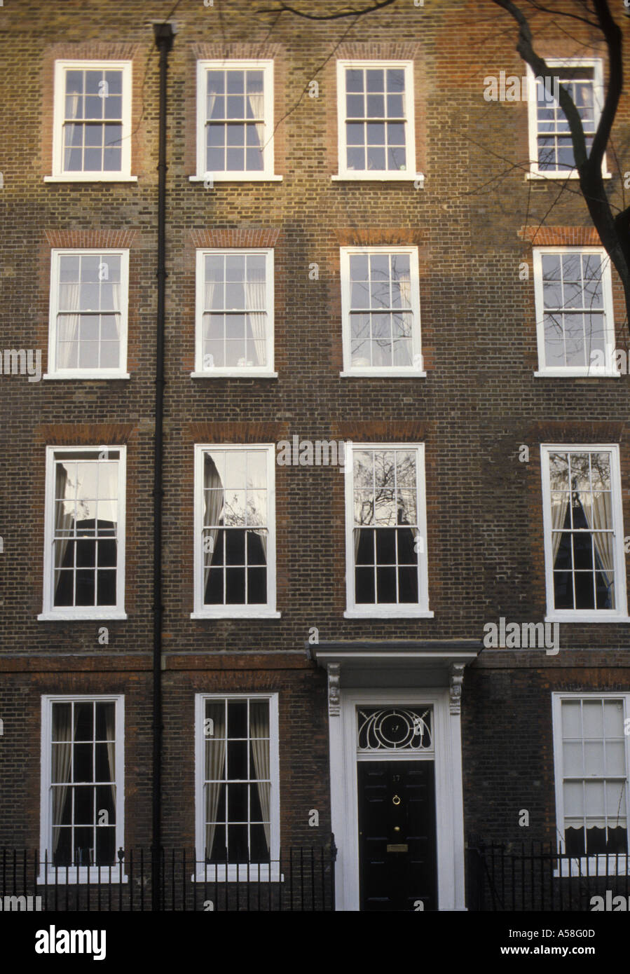 Bedford Row Bloomsbury Holborn London WC1 Inghilterra urbano terrazza in mattoni a 5 piani sul fronte l'inizio del XVIII secolo Foto Stock