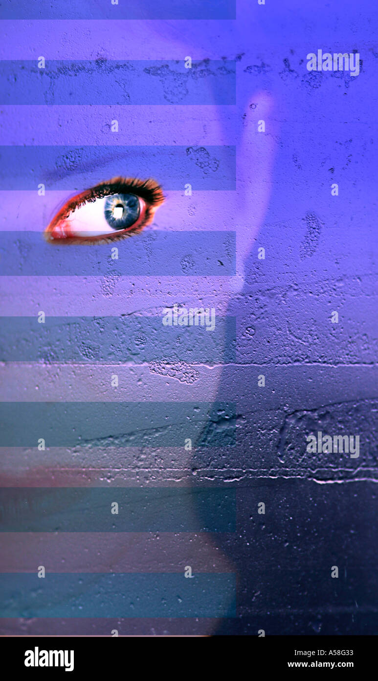 Arte astratta faccia Womans concentrarsi sull'occhio toni del blu su blu Foto Stock