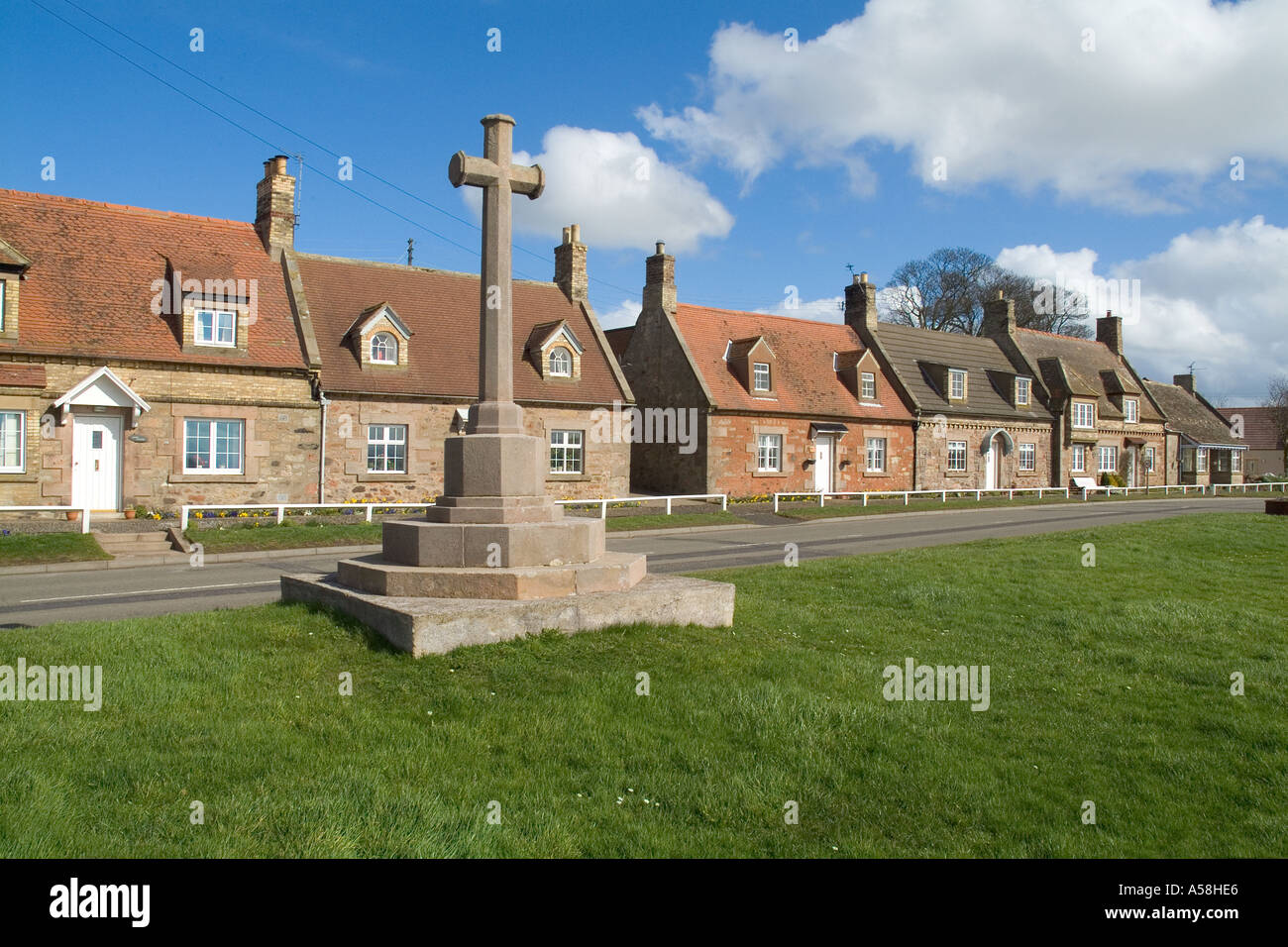 dh War Memorial Scozia FOULDEN BORDERS Monument cottages row scottish Village uk border a6105 Foto Stock