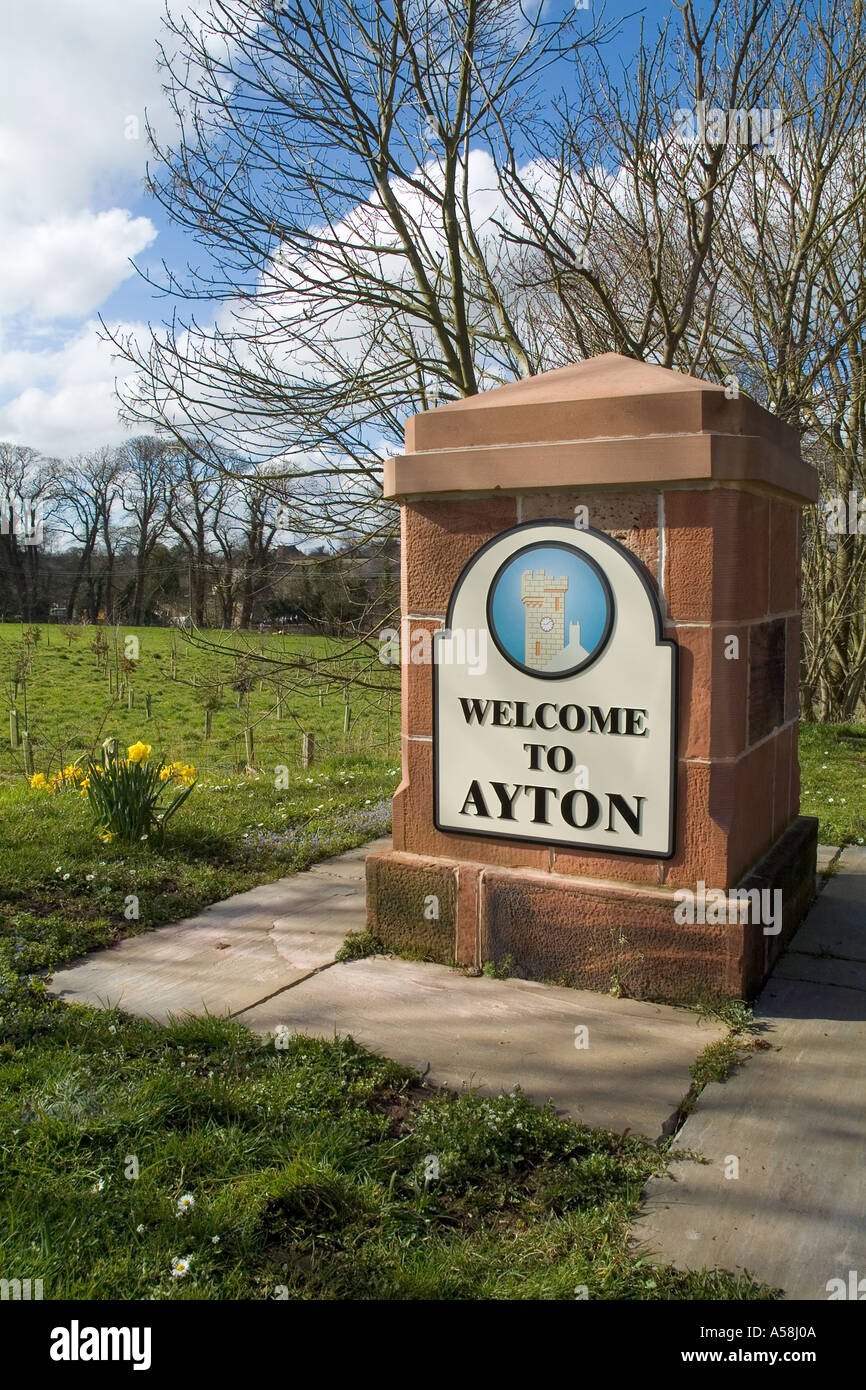 dh AYTON BORDERS Road sign Village signpost Benvenuti ad Ayton e. daffodils scottish segno post Foto Stock