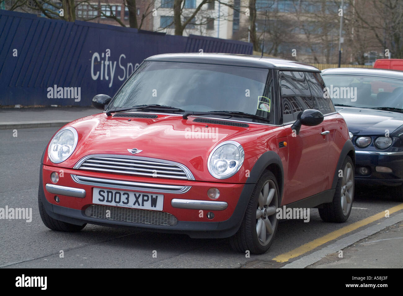 dh Red Mini Cooper AUTOMOBILI UK SCOZIA UNA macchina parcheggiata Via Glasgow bmw City parcheggio auto Foto Stock