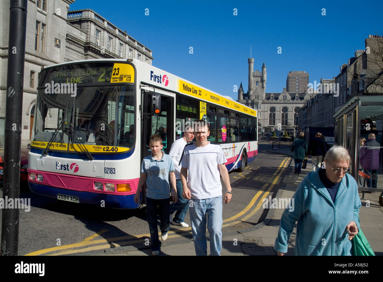 Dh UNION STREET ABERDEEN trasporto pubblico il primo autobus passeggeri dello sbarco di persone regno unito Foto Stock