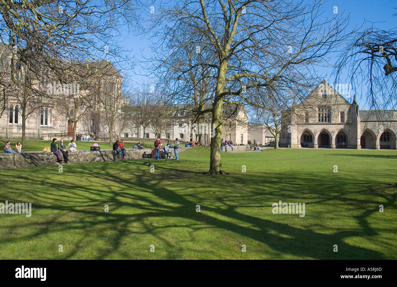 dh Kings College cappella CITTÀ VECCHIA ABERDEEN SCOZIA gruppi di gli studenti universitari rilassano i terreni del campus Foto Stock