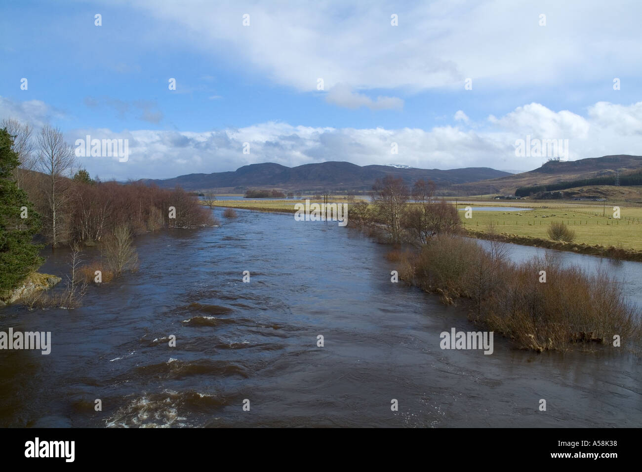 Dh LAGGAN INVERNESSSHIRE Fiume Spey traboccante banche campi allagati di flood field ondata Foto Stock