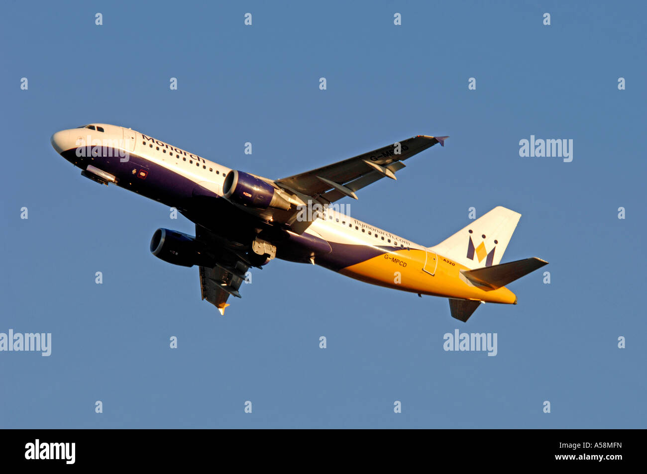 Airbus 320-212 Twin propulsori medio raggio aereo di linea della Monarch Airlines Ltd. 4839-454 XAV Foto Stock