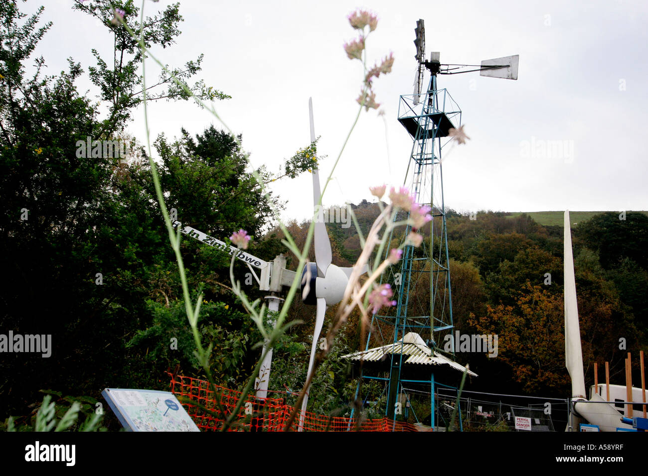 Le turbine eoliche National Centre for Alternative Technology Machynlleth il Galles Centrale Foto Stock