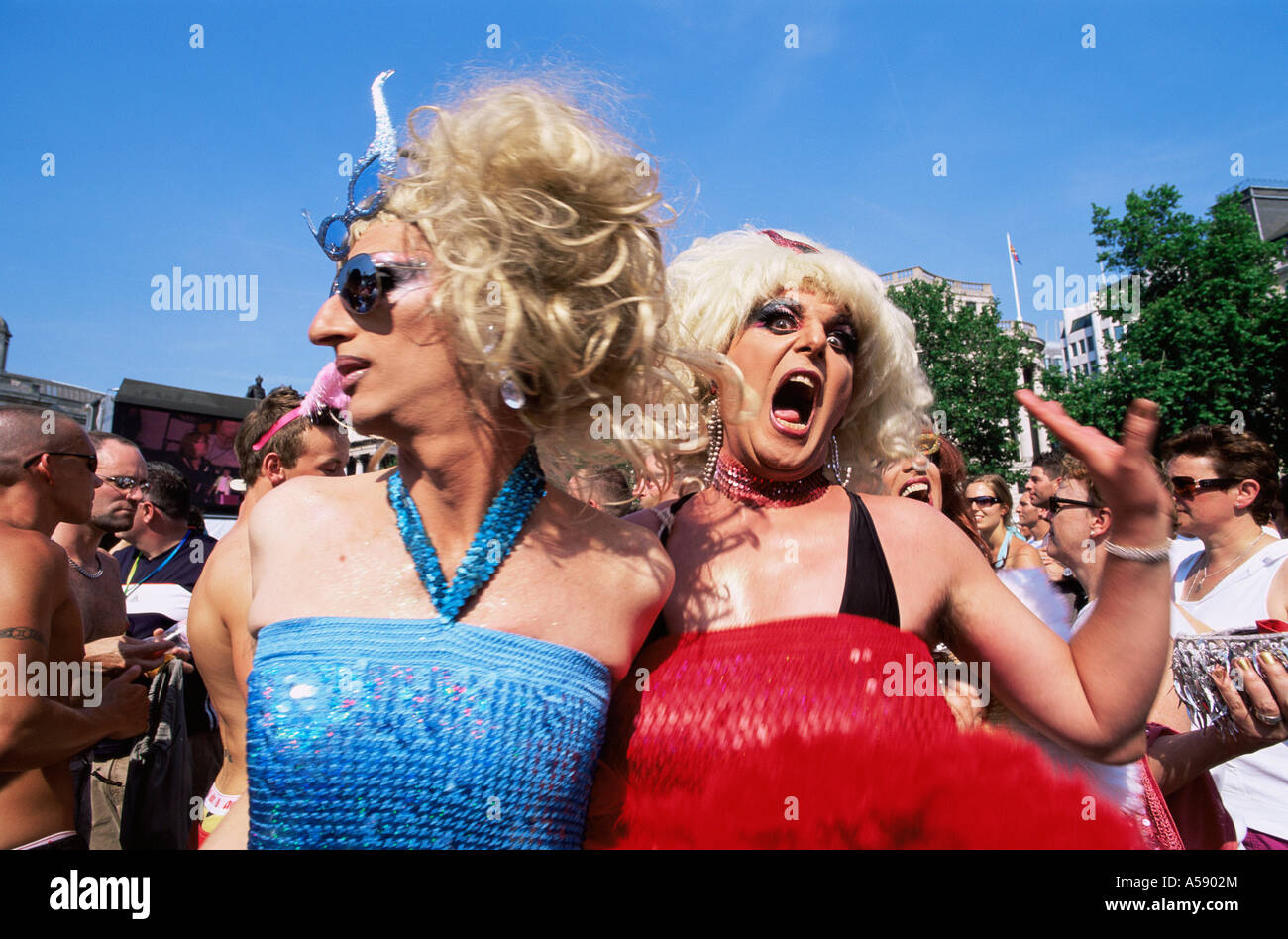 Inghilterra, Londra Gay Pride Festival, trascinare regine in Trafalgar Square Foto Stock