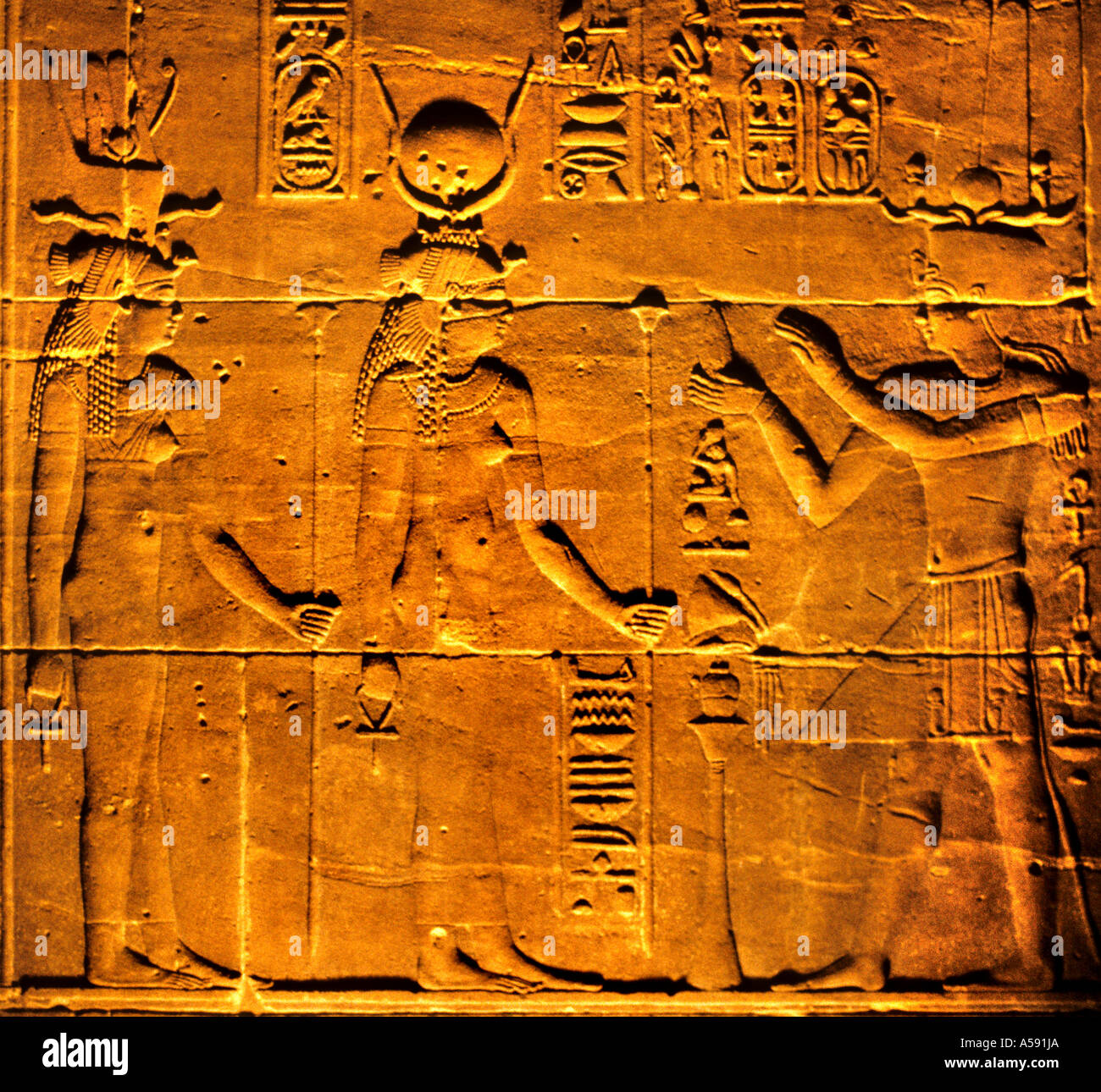 Pharoa rende culto di Iside e Hathor Abu Simbel tempio di Ramses Ramesse II 2 Il faraone Foto Stock