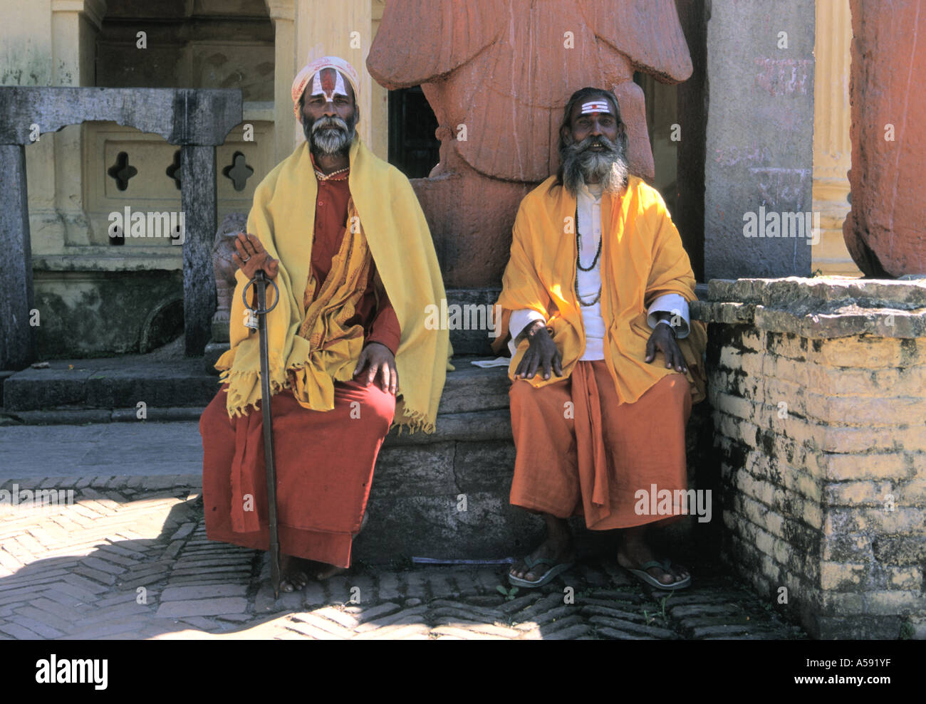 Due Sadhu o uomo santo nel tempio Pashnupati Kathmandu in Nepal Foto Stock