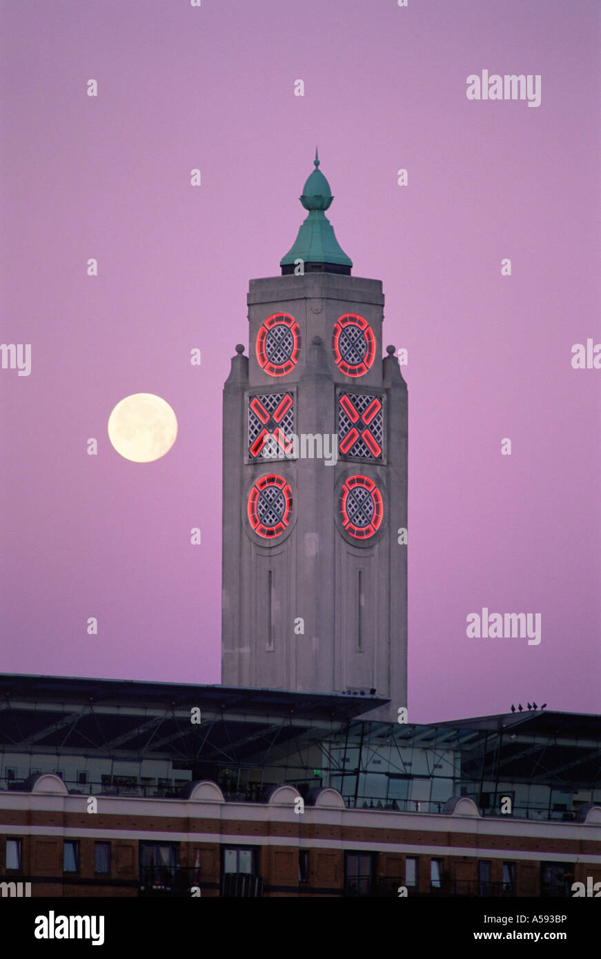 Inghilterra, di Londra, South Bank, vista notturna della torre di osso con la luna piena Foto Stock