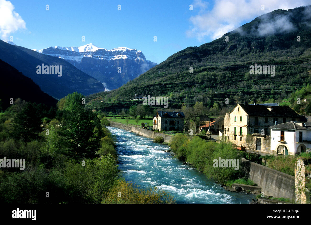 Toria Spagna spagnolo fiume montagna Pirenei Foto Stock