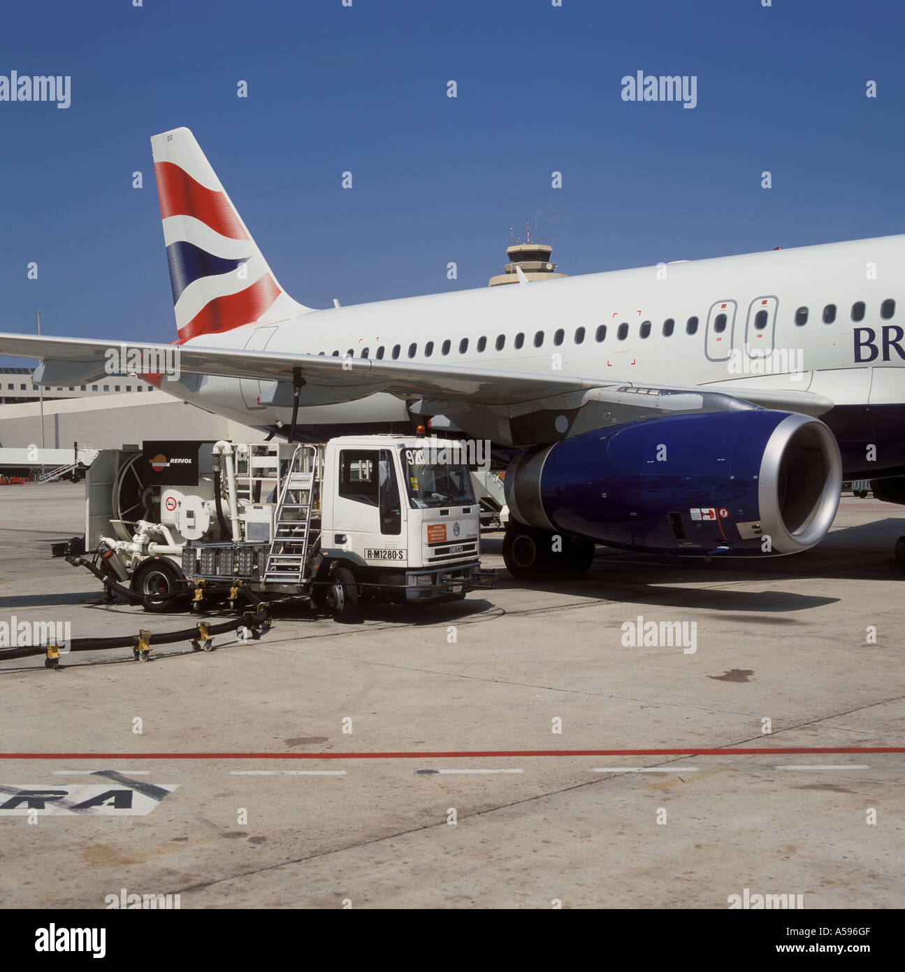 Scena presso l'Aeroporto di Palma de Mallorca GB Airways Airbus A320 200 reg G TTOG in livrea BA Foto Stock