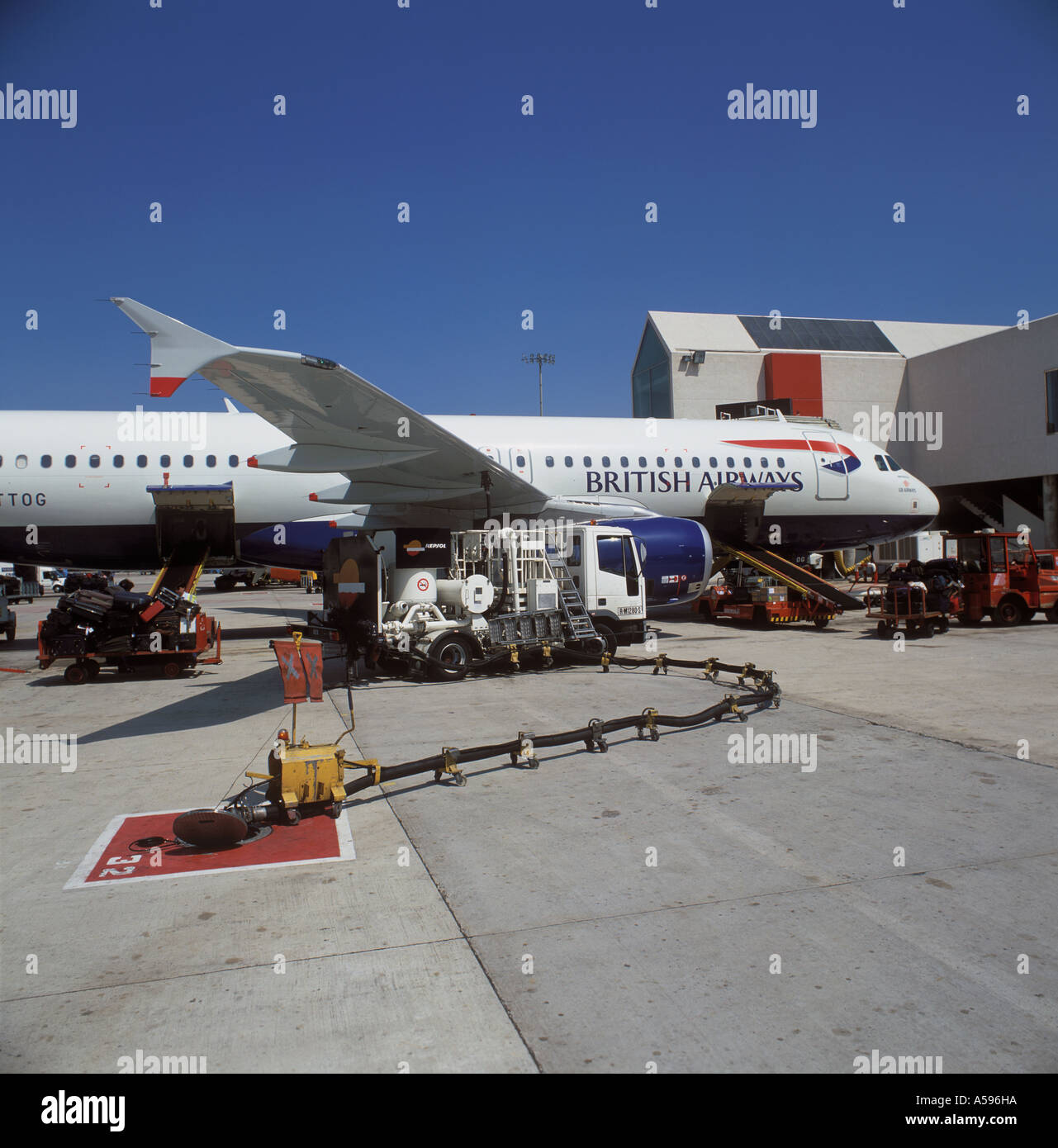 Scena presso l'Aeroporto di Palma de Mallorca GB Airways Airbus A320 200 reg G TTOG in livrea BA sul molo durante il rifornimento di carburante dalla rampa Foto Stock