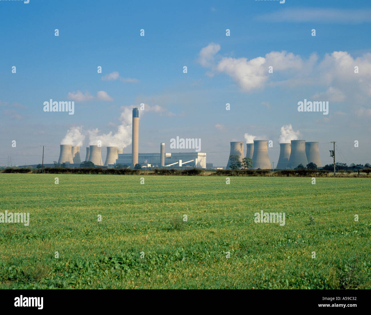 Drax Power Station (più grande d'Europa 'Coal Fired"), visto su campi, Drax, North Yorkshire, Inghilterra, Regno Unito. Foto Stock