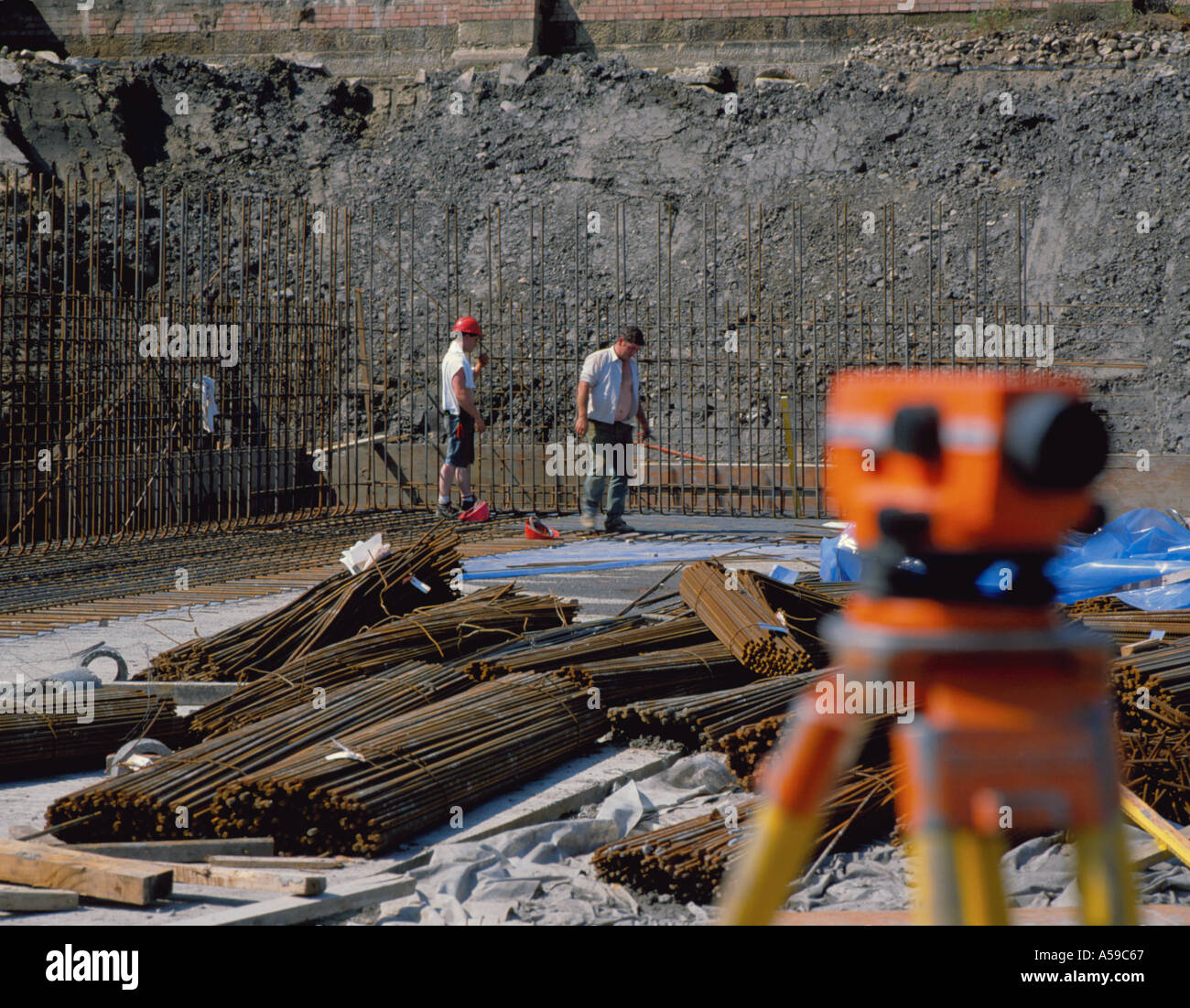 Operai di posizionamento e fissaggio del rinforzo di acciaio su un sito in costruzione, Northumberland, Inghilterra, Regno Unito. Foto Stock