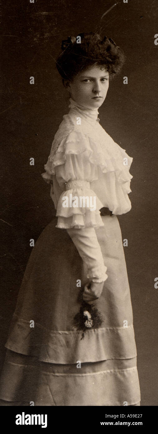 Donna in piedi storico anno 1900 Foto Stock