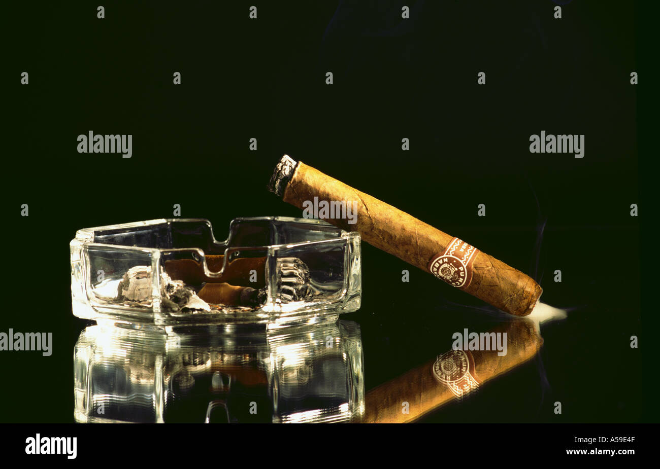 Posacenere per sigari di fumo di sigaro fumo Ceneri Foto Stock