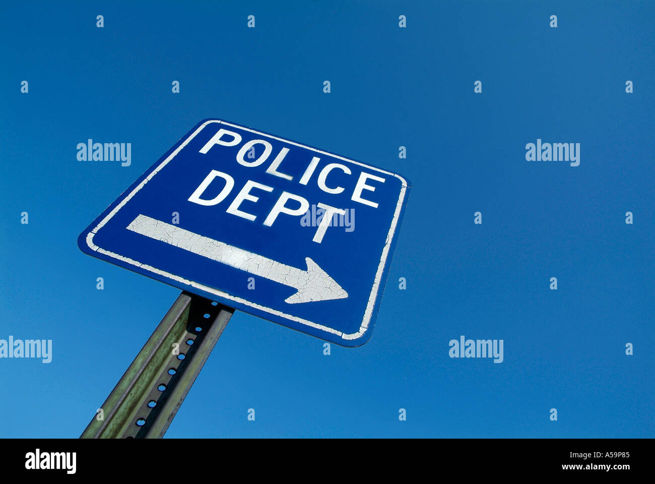 Un cartello stradale che mostrano la direzione di un reparto di polizia Foto Stock
