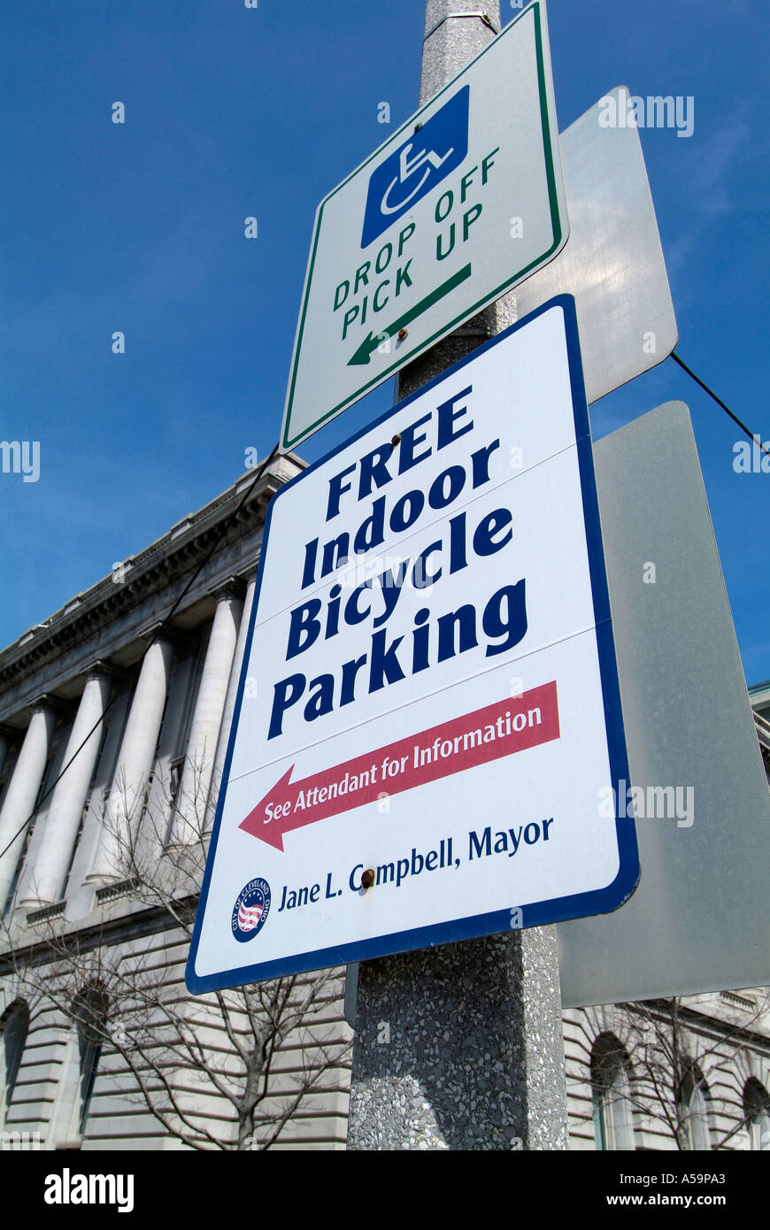 Segno indicante interno gratuito parcheggio per biciclette e l handicap drop off e pick up segno Foto Stock