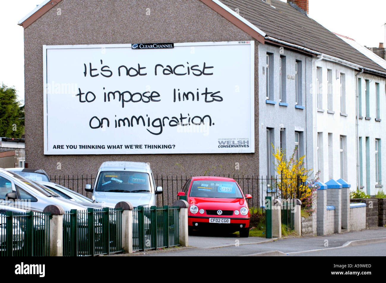 Immigrazione conservatore cartellone elettorale sulla estremità di una casa a schiera a Merthyr Tydfil South Wales UK Foto Stock