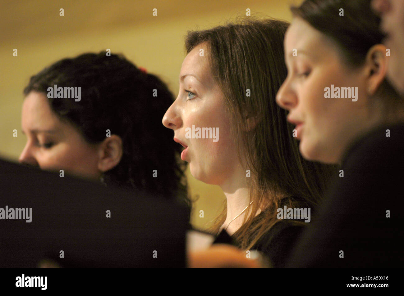Onorevoli coro cantando in Cardiff South Wales UK Foto Stock