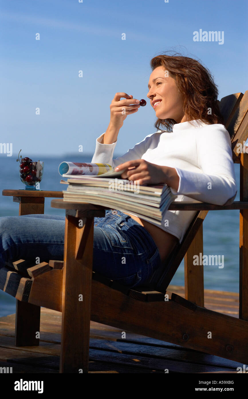 Donna relax su Dock da acqua Foto Stock