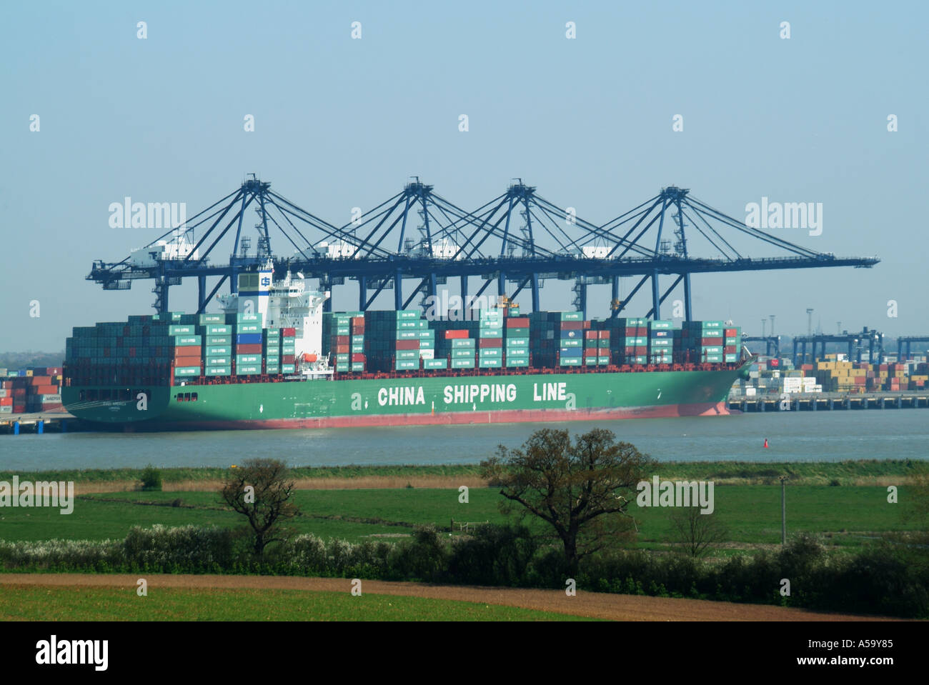 La logistica di trasporto al porto di Felixstowe Suffolk REGNO UNITO Inghilterra nave container caricato con la Cina i contenitori di spedizione mantenendo la catena di fornitura a galla Foto Stock