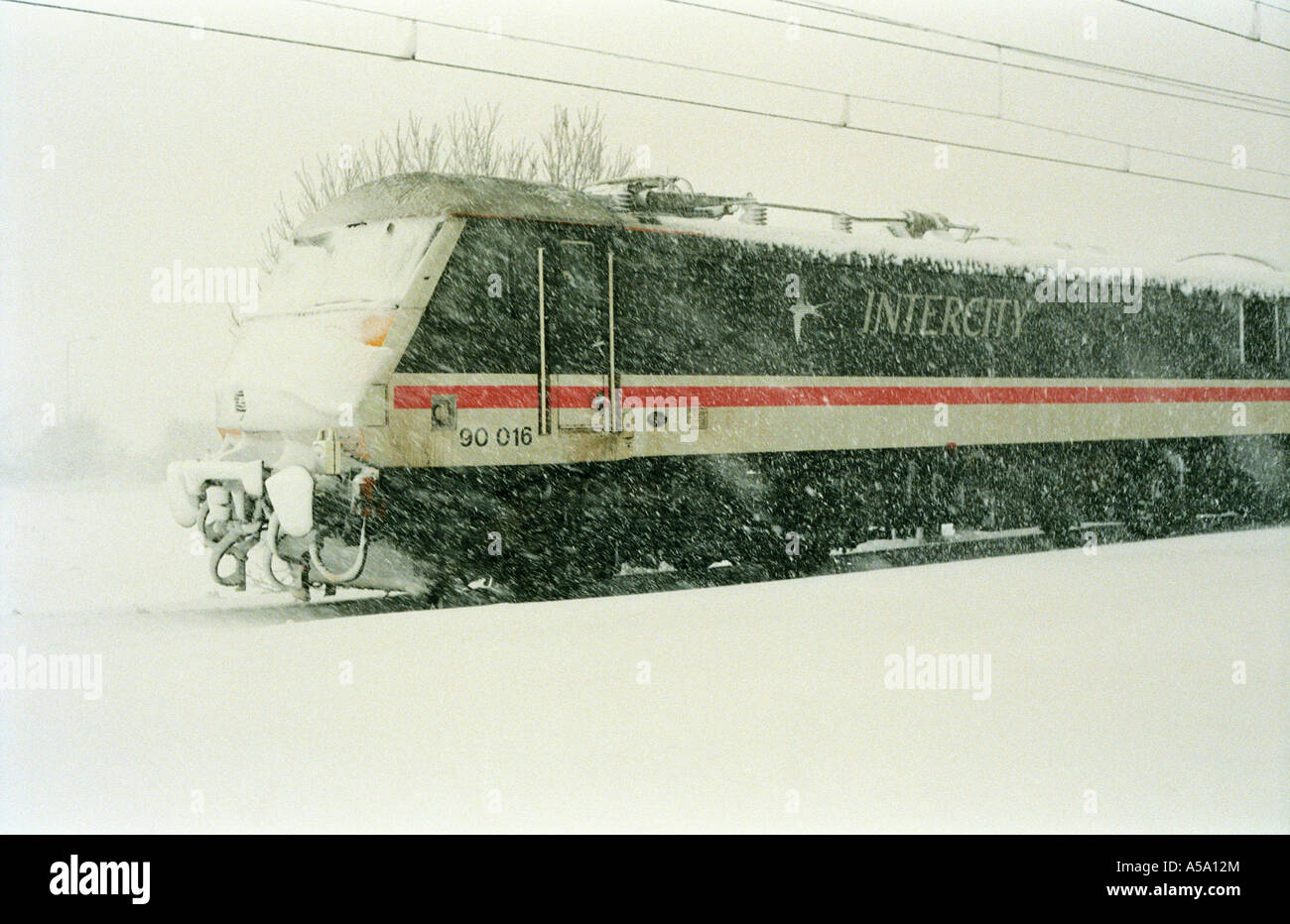 Classe BR 90 Intercity locomotore elica nella neve Foto Stock