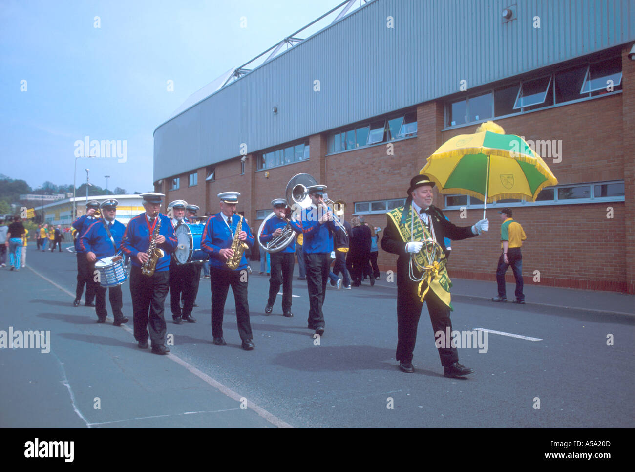 BRASS BAND al di fuori di Norwich City Football Ground Carrow Road Norwich Norfolk East Anglia England Regno Unito Foto Stock