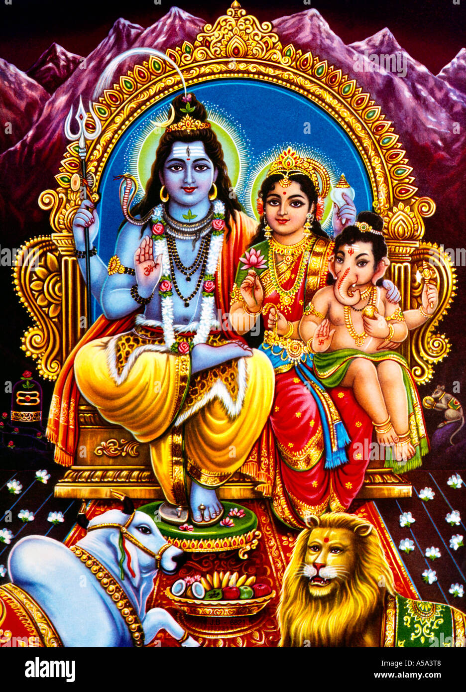 Shiva, Parvati e Ganesh con i loro monti Nandi e gli dei indù della famiglia dei leoni Foto Stock