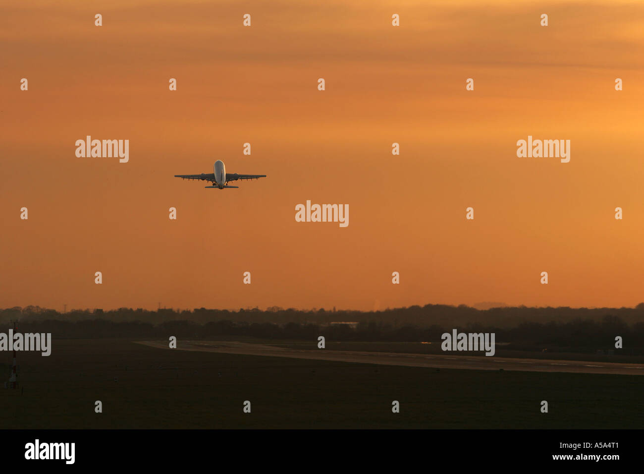 Un aereo decolla dall'aeroporto di Manchester Pista 24L Foto Stock