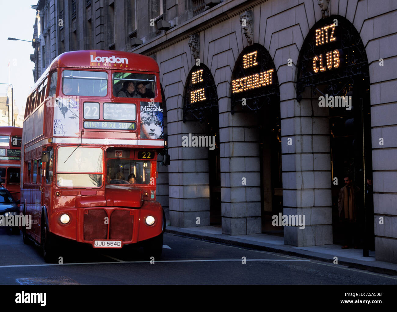 Regno Unito Londra Piccadilly Hotel Ritz e Routemaster Doubler Decker Bus Foto Stock